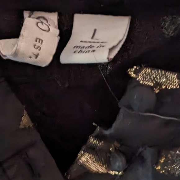 Fun black and gold star top - Picture 3 of 3